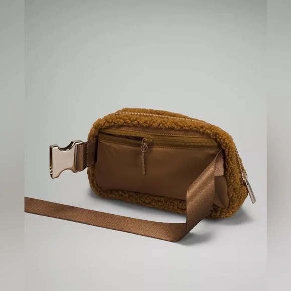 NWOT lululemon Everywhere Belt Bag 1L Fleece Unisex - Picture 4 of 10